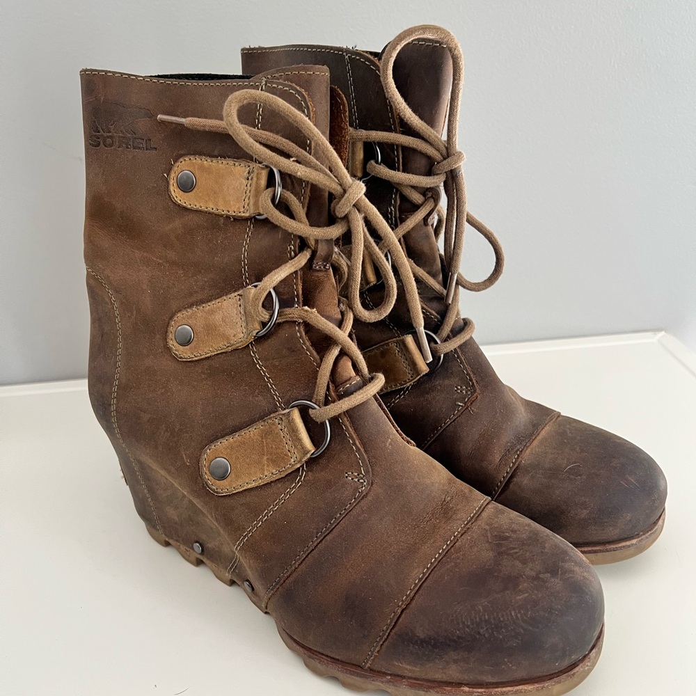 Sorel Women's Tan and Brown Lace Up Boots